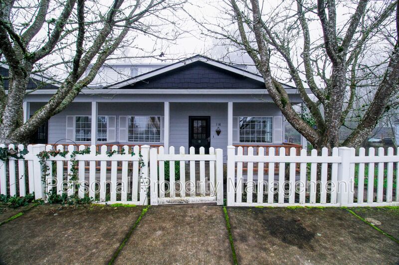 Ridgefield Townhome: 118 S Main Ave