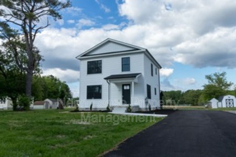 Georgetown House: 674 N Bedford St