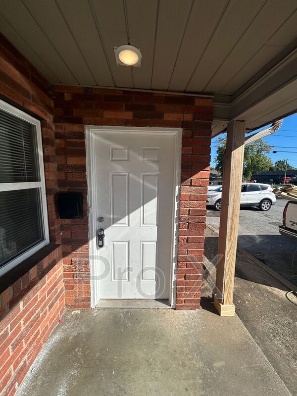 Rogers House: 704 Oak St. 1 B