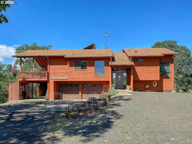 Roseburg House: 539 Hatfield Dr