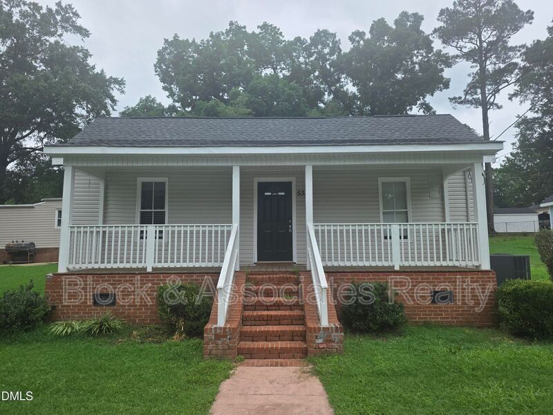 Wake Forest House: 533 E Nelson