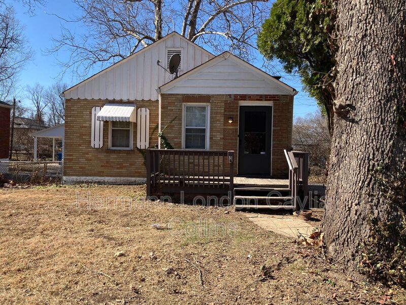 Saint Louis House: 241 Henquin Drive