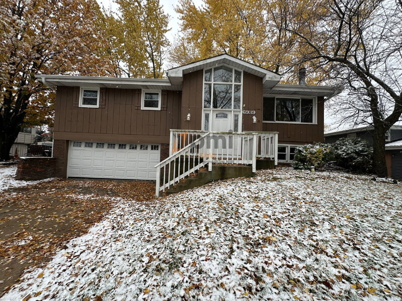 Crown Point House: 6939 W 85th Ave