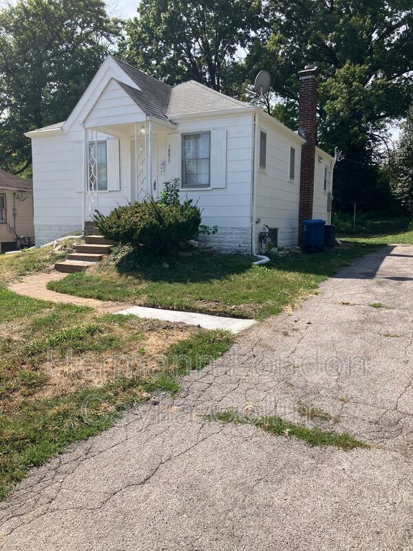 Saint Louis House: 10077 Dorothy Ave