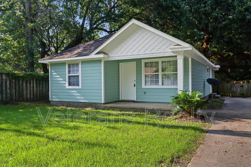 D'Iberville House: 3001 Lamont Rd