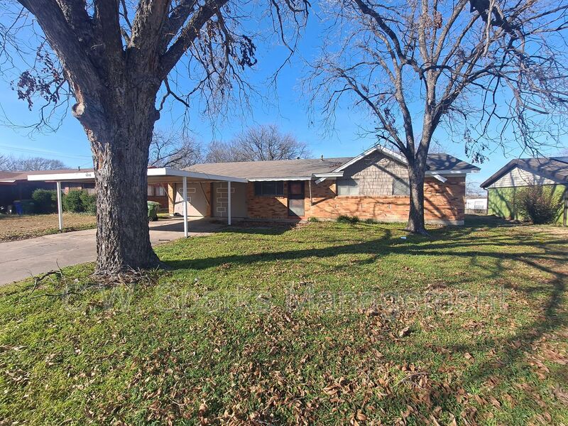 White Settlement House: 8848 Kate St