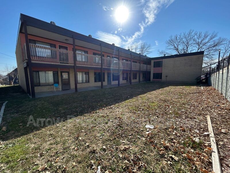 Fairbury House: 828 E Street-105