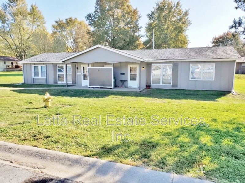 Lee's Summit Condo: 611 NW Little Ave #B