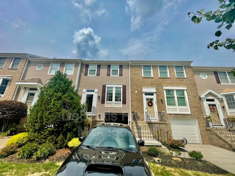 Coraopolis Townhome: 425 Parkridge Lane