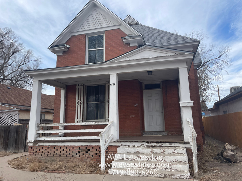 Pueblo House: 1307 Cypress St