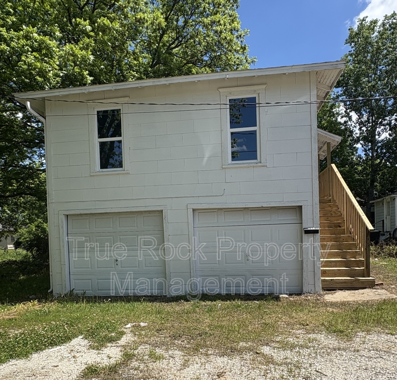 Ada House: 522 S Stonewall Ave