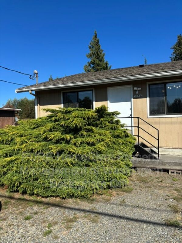 Ferndale House: 5084-5086 LaBounty Drive
