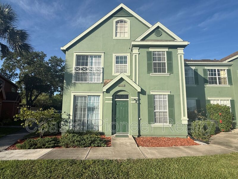 Tampa House: 9068 Lake Chase Island Way