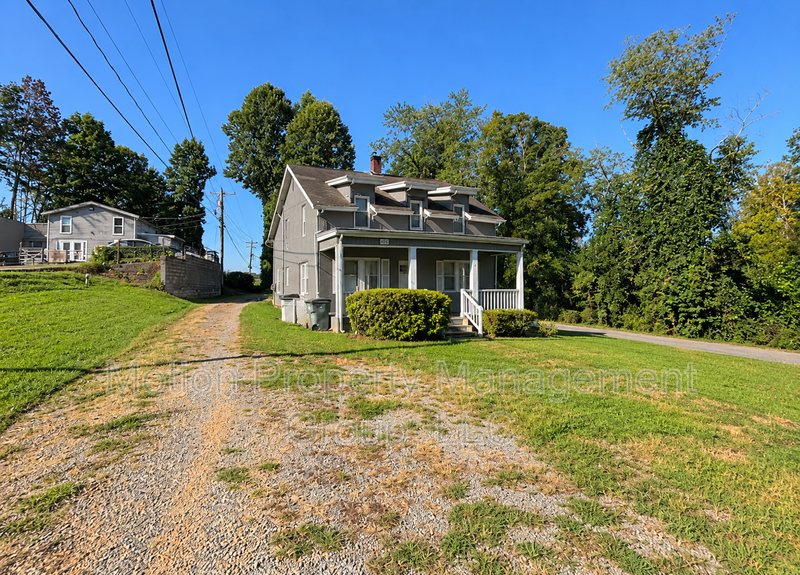 Lenoir House: 808 Harrisburg Dr SW