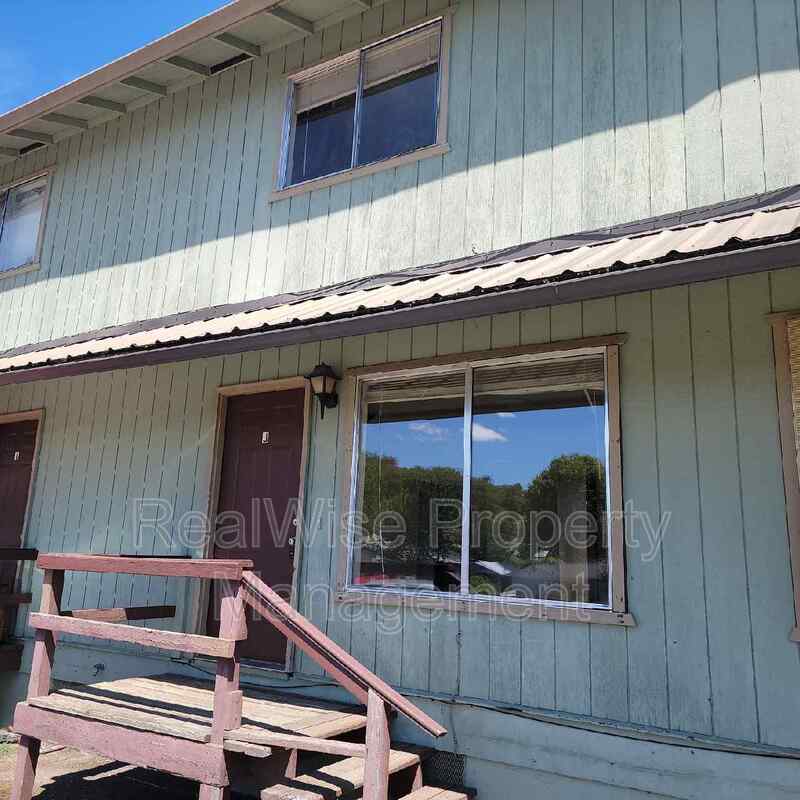 Winston Condo: 275 NW Rose St