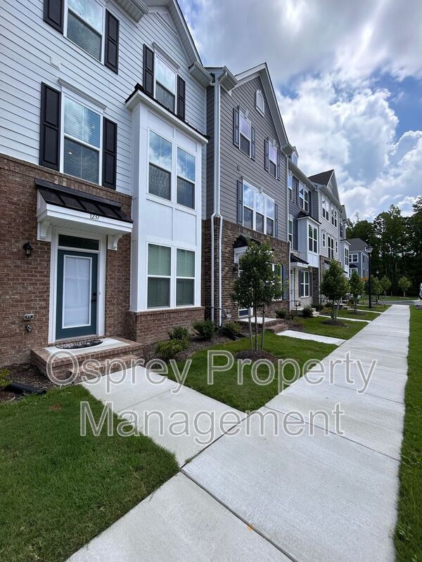 Spacious 4-Bedroom Townhome with Garage & Prime Suffolk Location!