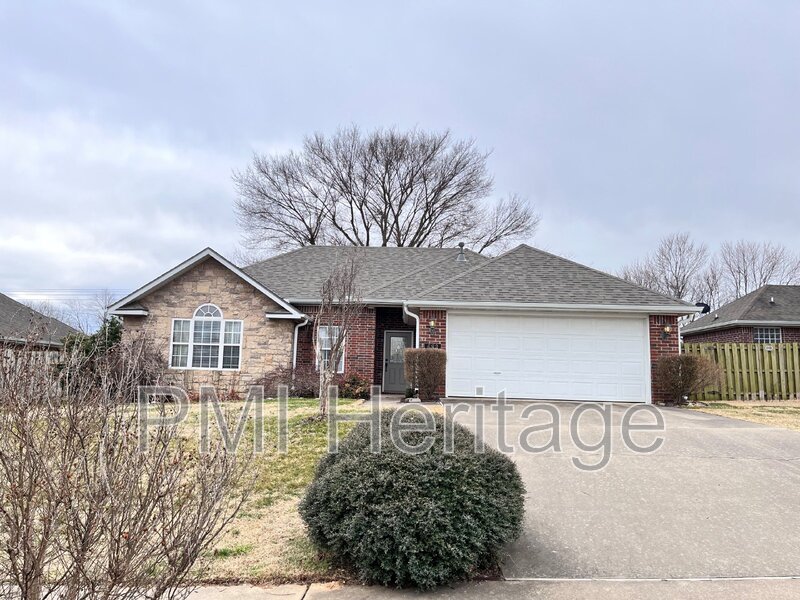 Springdale House: 683 Golden Meadow Ave