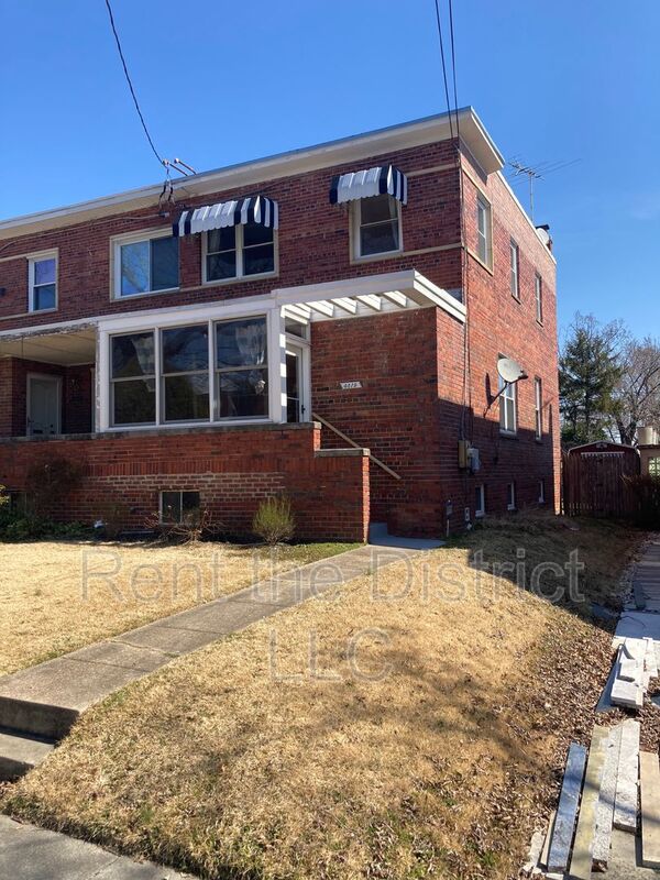 Washington House: 4819 8th Street NE