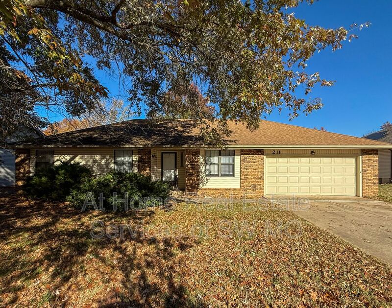 Nixa House: 211 Northview