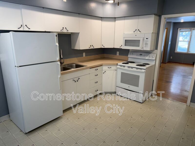 Valley City House: 615 10th Ave SW