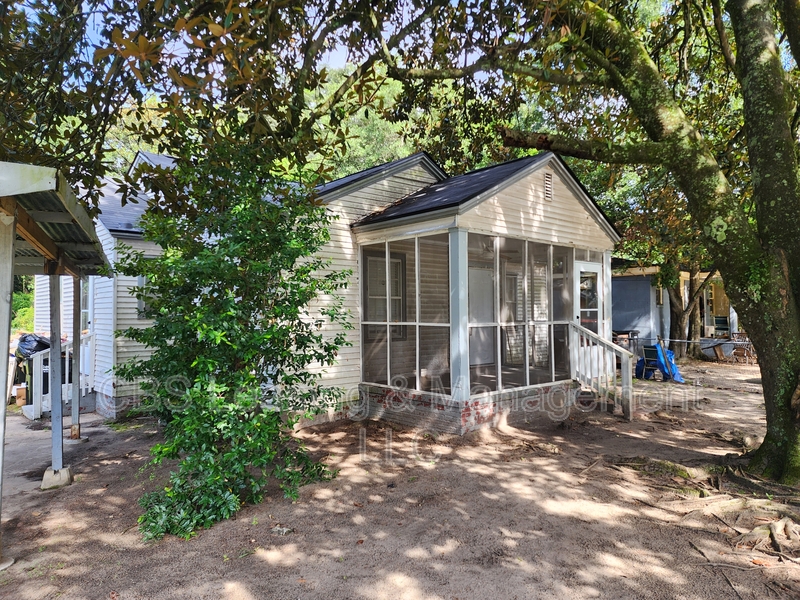 Columbus House: 427 Bernard Drive