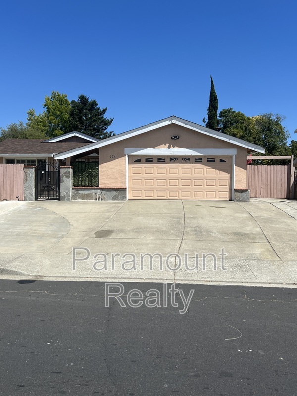 Rodeo House: 974 Coral Dr