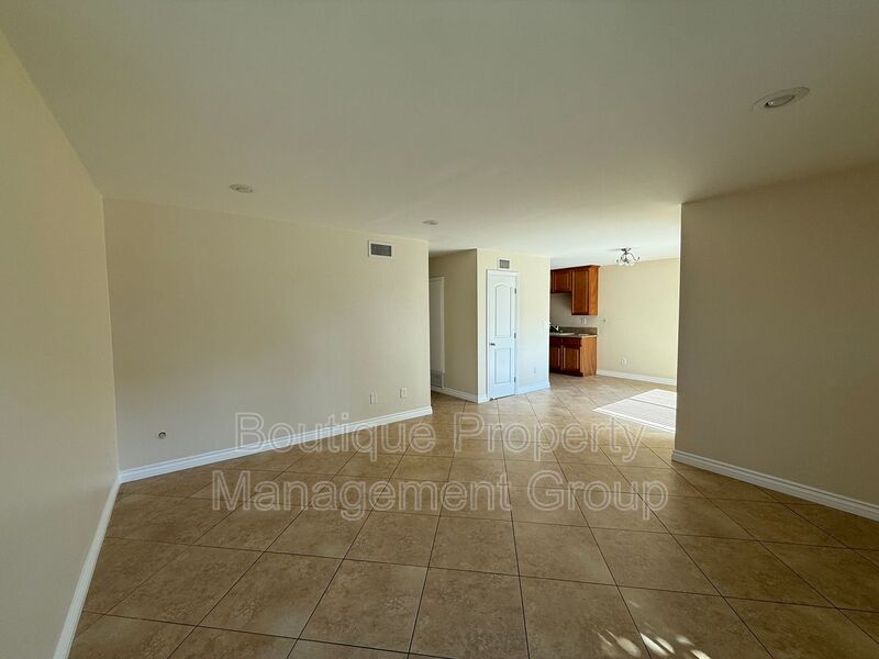 Anaheim House: 1126 South Clifpark Circle