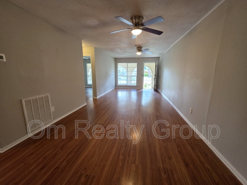 Houston House: 12724 Shannon Hills Dr,