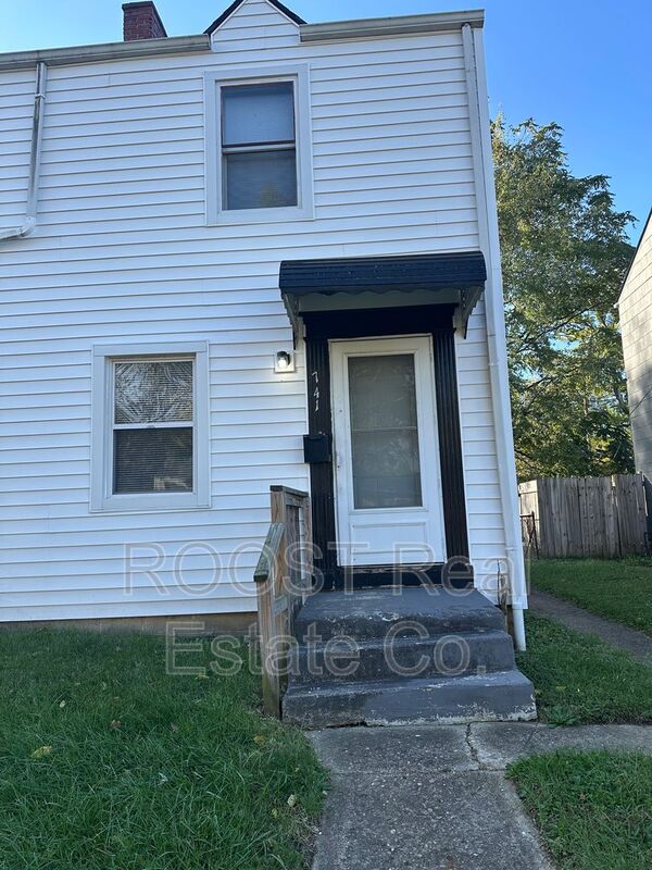 Columbus House: 741 E Mithoff St