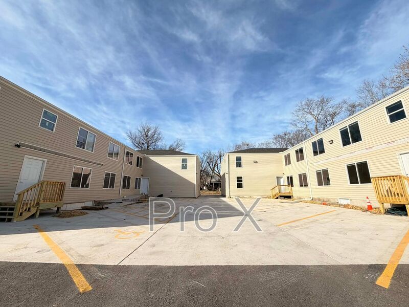 Joplin House: 121 S Byers 101