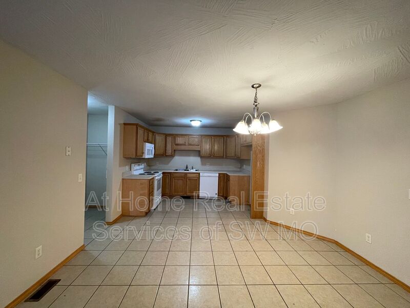Republic Condo: 917 N Madison Ave