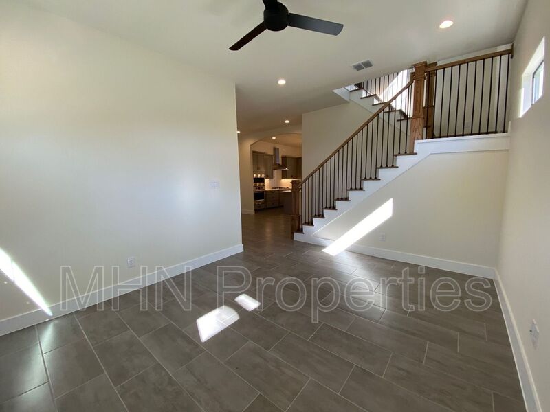 GORGEOUS 2-Story/4 Bed/3.5 Bath Newly built home close to parks, Pearl, and more! - Photo 4