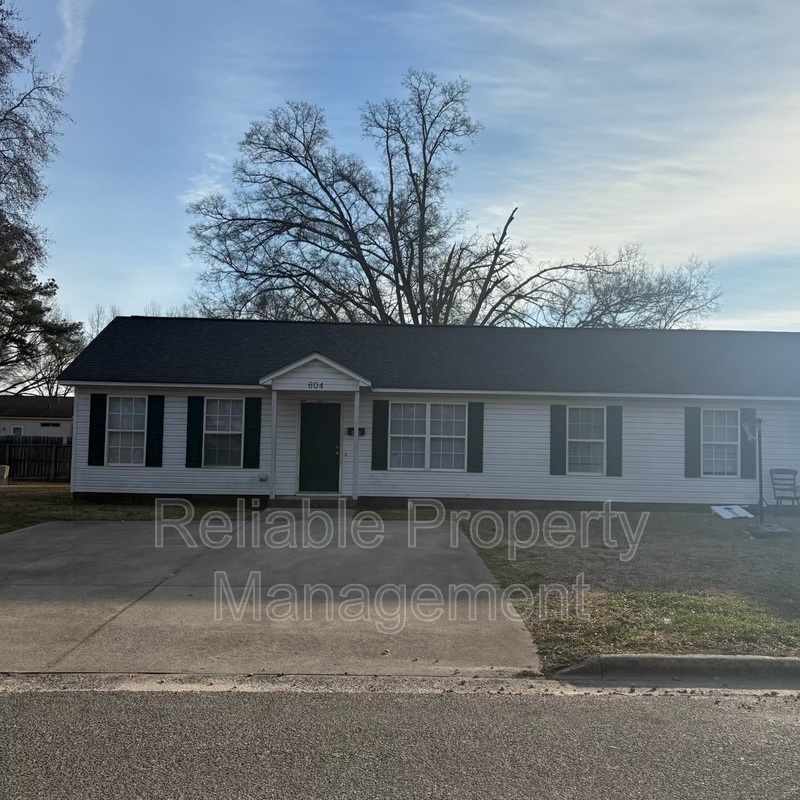 Selma Condo: 604 Winston Circle