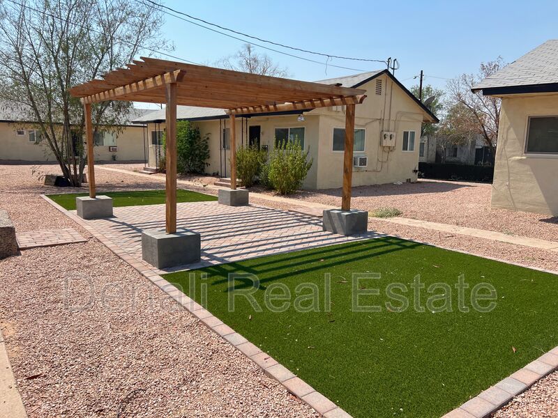 Phoenix House: 1125 E Devonshire Ave