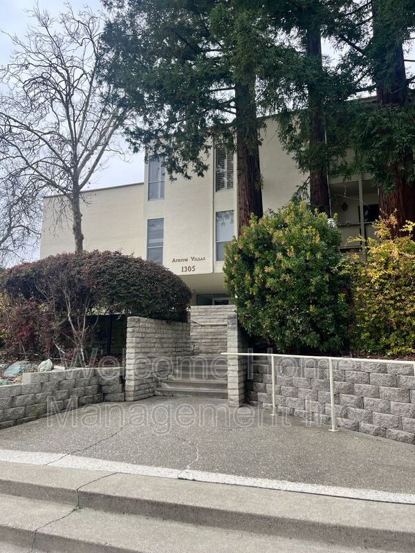 Walnut Creek House: 1305 Boulevard Way