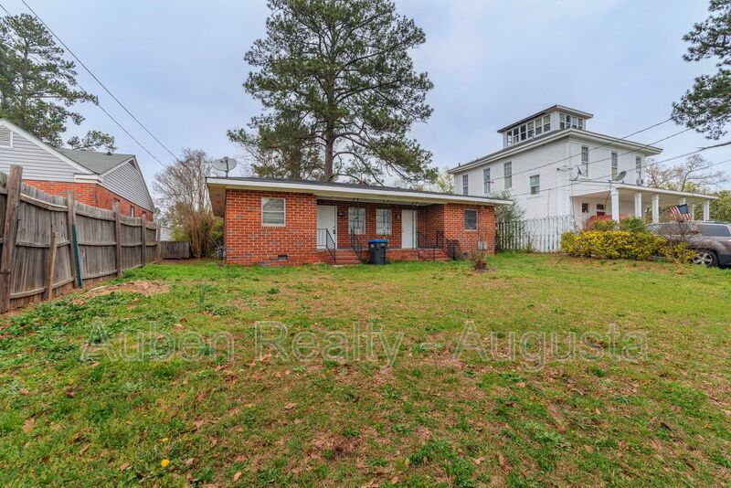 Augusta House: 2165 1/2 Telfair Street