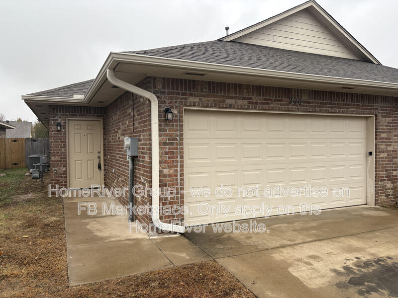 Edmond Condo: 200 Ashley Dr