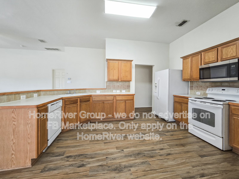 Grand Prairie House: 923 Pinebrook Dr