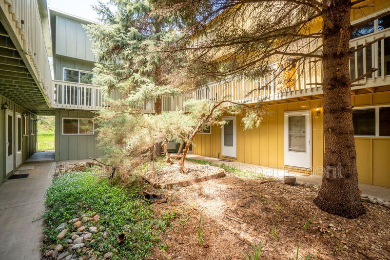 Louisville Condo: 1615 Cottonwood Dr