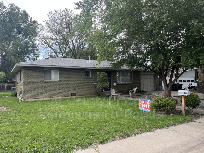 Longmont House: 838 Mount Evans St