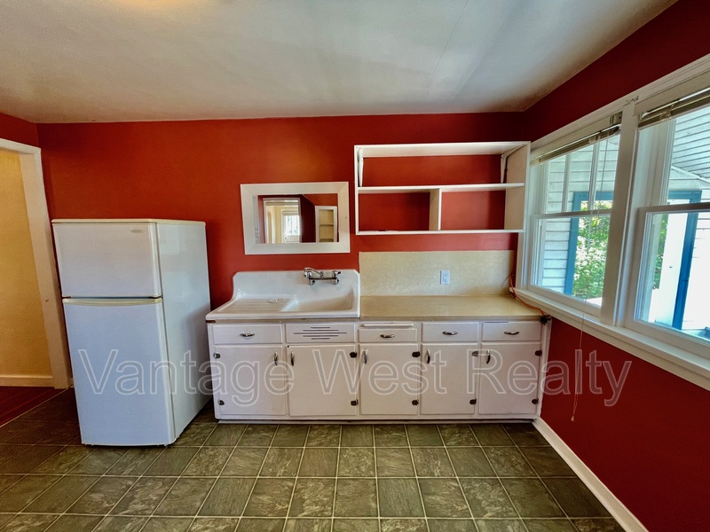 Kelowna House: 961B Lawson Ave