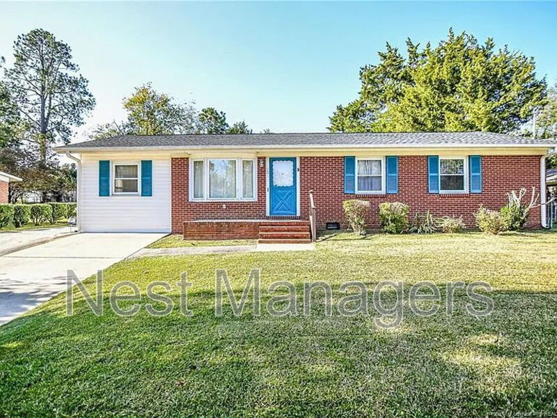 Fayetteville House: 854 Stoneykirk Dr