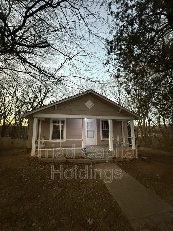 Winston Salem House: 1227 Fairfield Dr