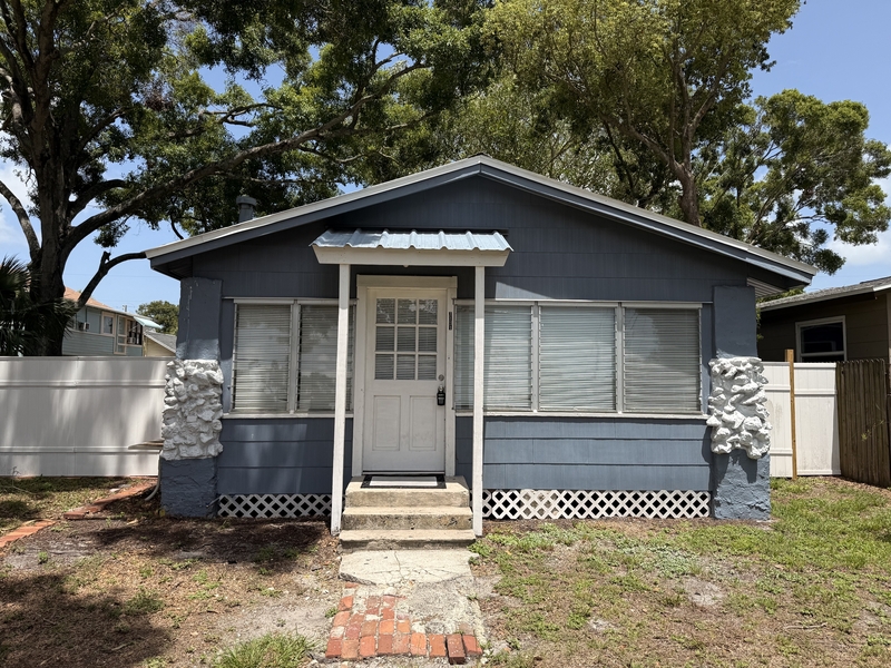 St. Petersburg Condo: 1131 Queen Street North - House