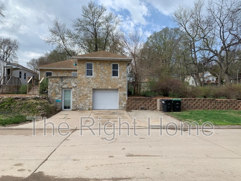 Omaha House: 5628 S 51st Ave