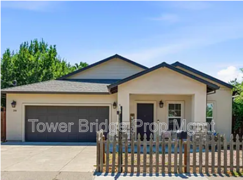 Sacramento House: 208 Nimitz St