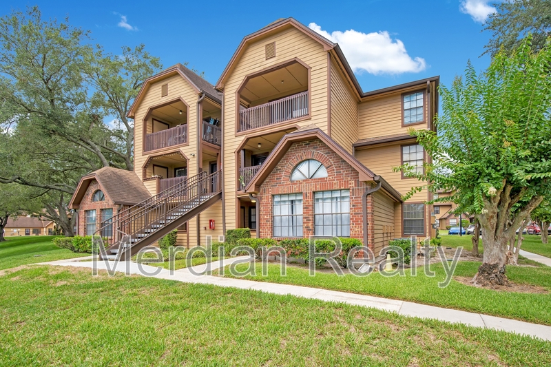 Altamonte Springs Condo: 305 Lakepointe Drive #104