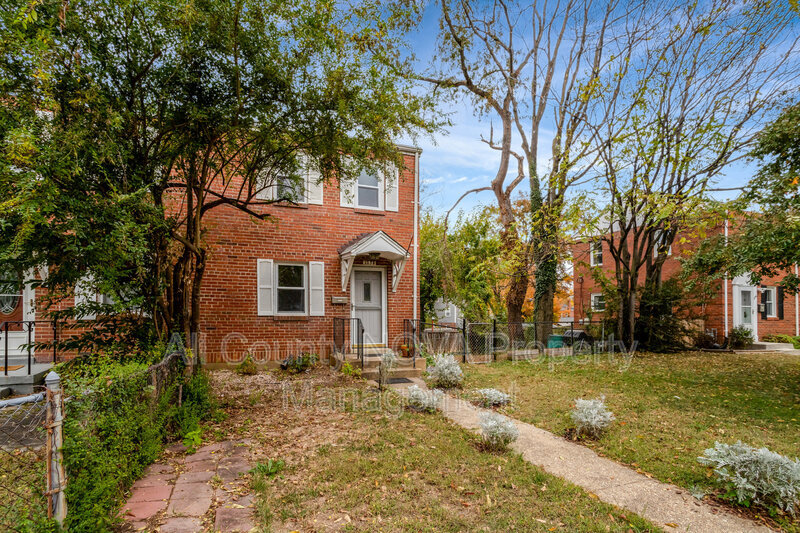 Alexandria Townhome: 2238  Farrington Ave