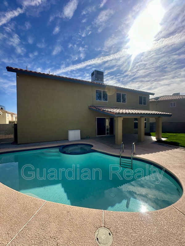 Henderson House: 275 Adorno Dr