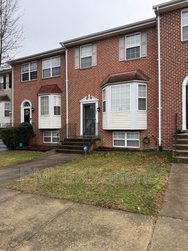 Clinton House: 5861 East Boniwood Turn